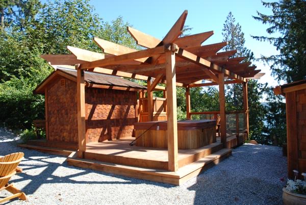 The hot tub and cedar sauna at Craidelonna